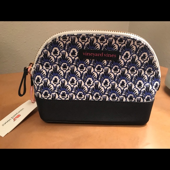 Vineyard Vines Handbags - Vineyard Vines scallop leather cosmetic case